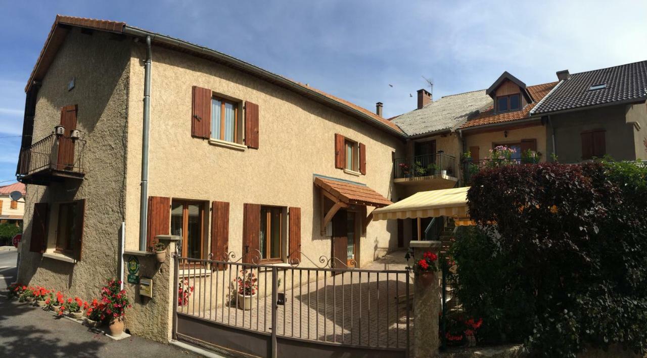 La Maison De Valentine Jarjayes Экстерьер фото